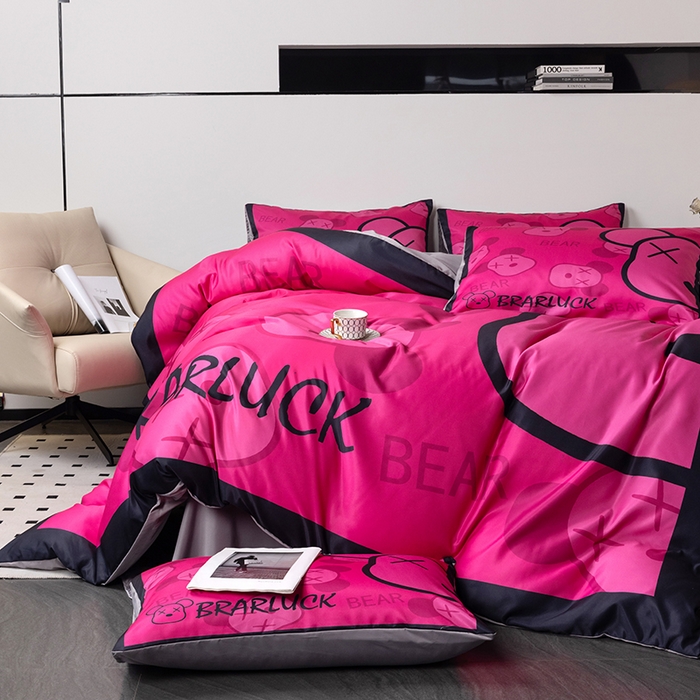 91家纺网 家纺一手货源 找家纺 色鬼布艺 2024新款博主风水洗真丝四件套大牌风四件套 芭比熊