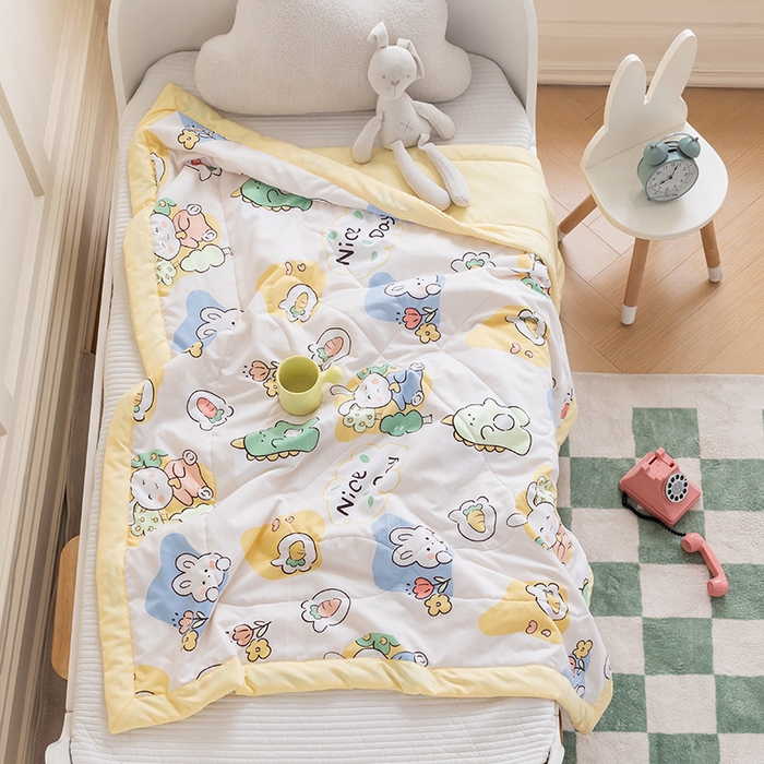 91家纺网 家纺一手货源 找家纺 嗨生活 2025新款水洗棉手包边幼儿园儿童夏被（爆款）快乐小兔