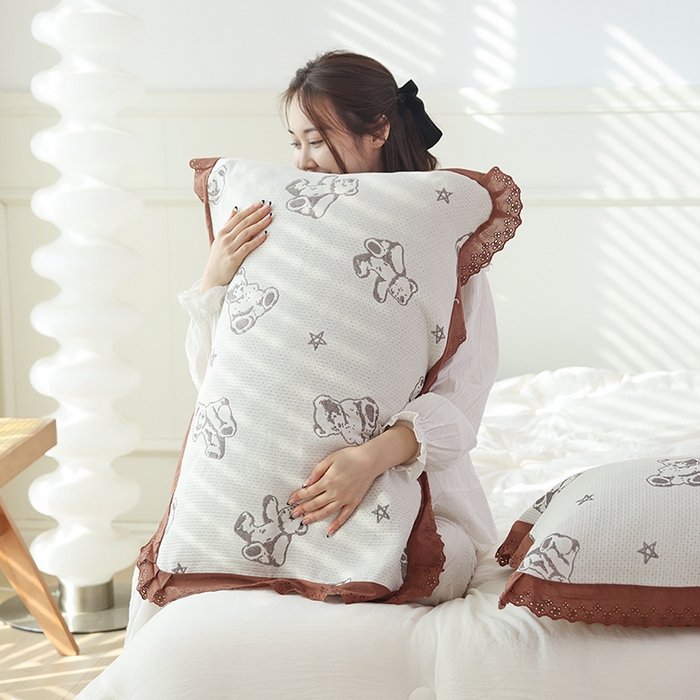 91家纺网 家纺一手货源 找家纺 朴尔家纺-毛巾被 2024新款韩式花边四层纱枕巾纯棉竹纤维加大成人纱布枕头巾 玩具熊-米色-52*78cm