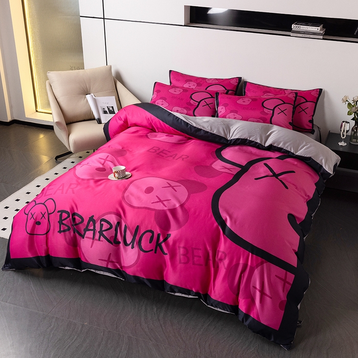 91家纺网 家纺一手货源 找家纺 色鬼布艺 2024新款博主风水洗真丝四件套大牌风四件套 芭比熊