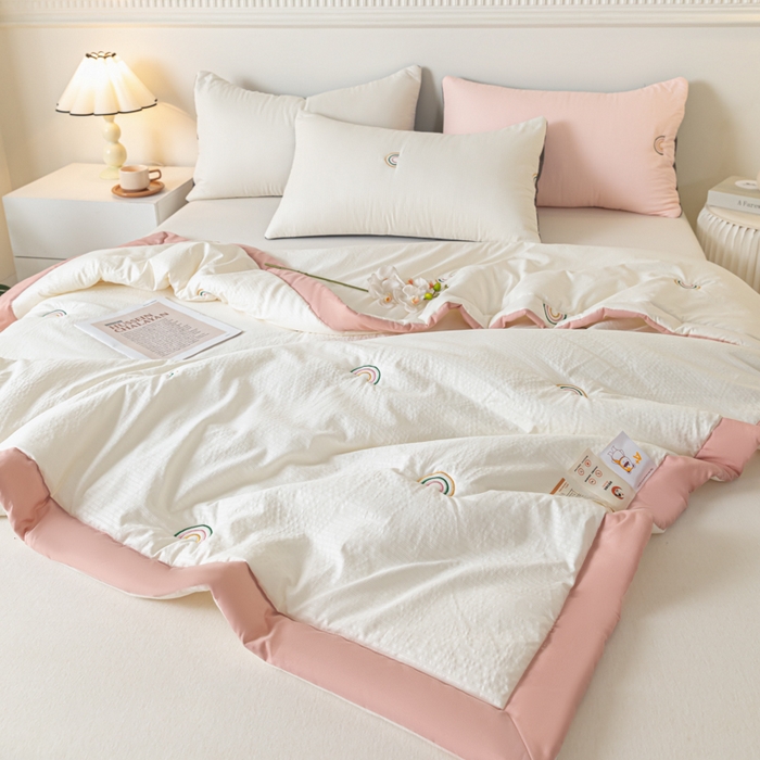 91家纺网 家纺一手货源 找家纺 梦初语 2024新款刺绣小竺棉大豆夏被 彩虹-米