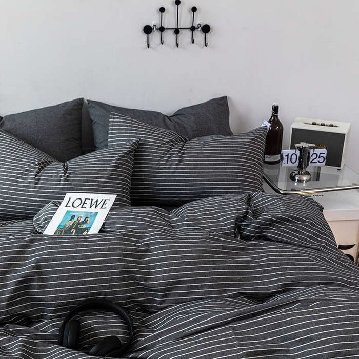 91家纺网 家纺一手货源 找家纺 羋多（原穆琪） 2024新款A类全棉色织水洗棉纯色四件套 灰细条