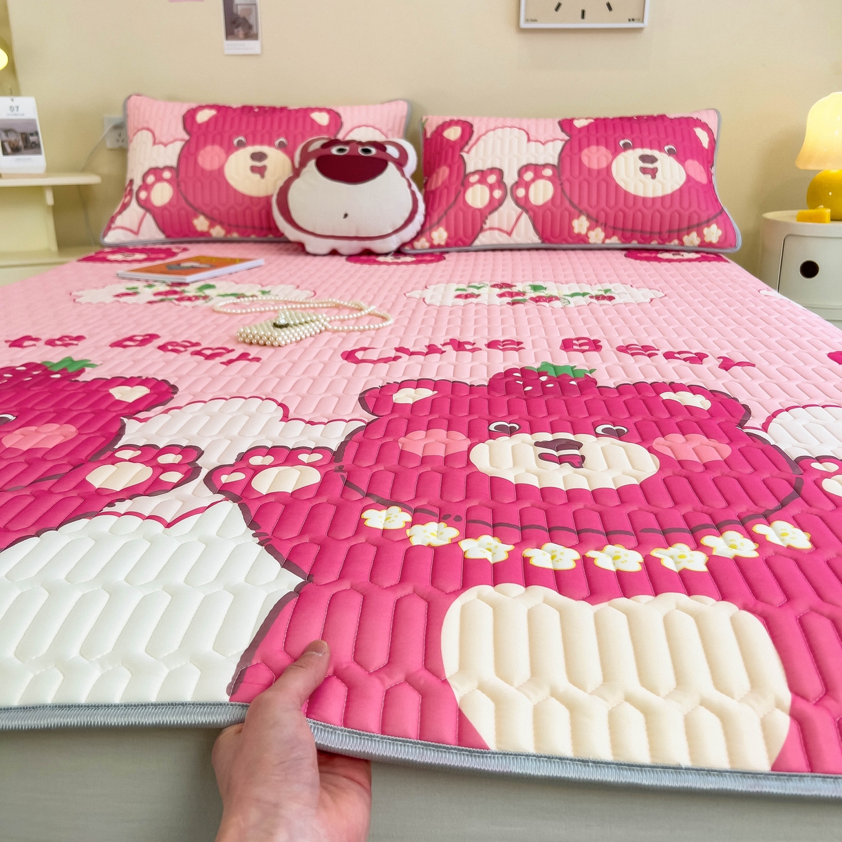 91家纺网 家纺一手货源 找家纺 希廷顿 2024新款加厚凉感丝乳胶凉席三件套 草莓熊