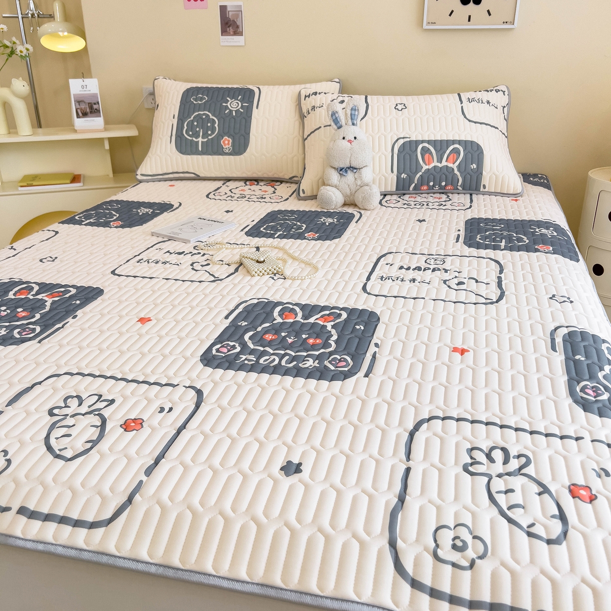 91家纺网 家纺一手货源 找家纺 希廷顿 2024新款加厚凉感丝乳胶凉席三件套 萝卜兔