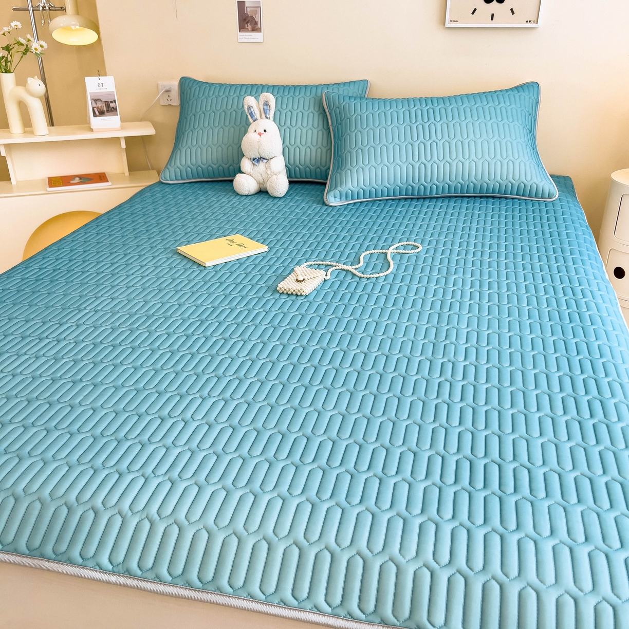 91家纺网 家纺一手货源 找家纺 希廷顿 2024新款加厚凉感丝乳胶凉席三件套 深蓝色