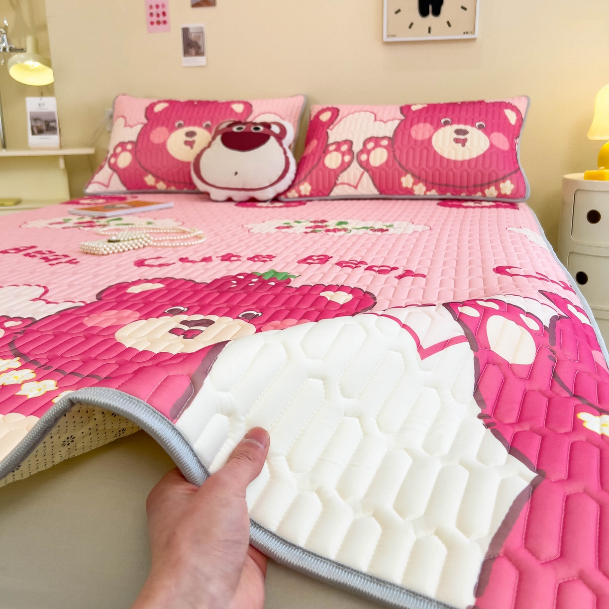 91家纺网 家纺一手货源 找家纺 希廷顿 2024新款加厚凉感丝乳胶凉席三件套 草莓熊