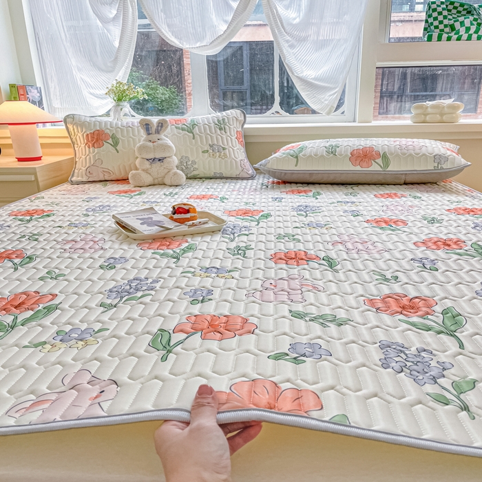 91家纺网 家纺一手货源 找家纺 柒月家居 2024新款贴身舒适厚度0.5小清新乳胶凉席 花园兔