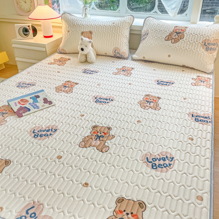 91家纺网 家纺一手货源 找家纺 柒月家居 2024新款贴身舒适厚度0.5小清新乳胶凉席 咖啡小熊