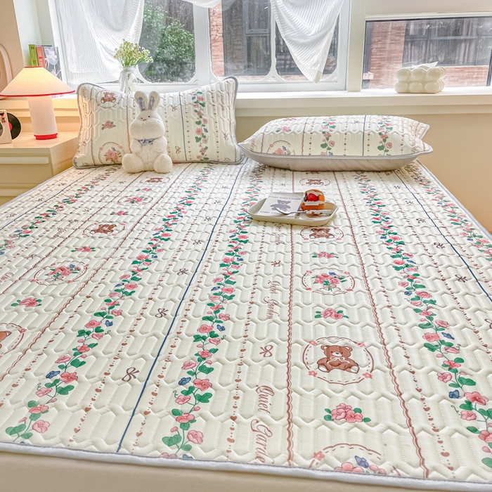 91家纺网 家纺一手货源 找家纺 柒月家居 2024新款贴身舒适厚度0.5小清新乳胶凉席花环小熊