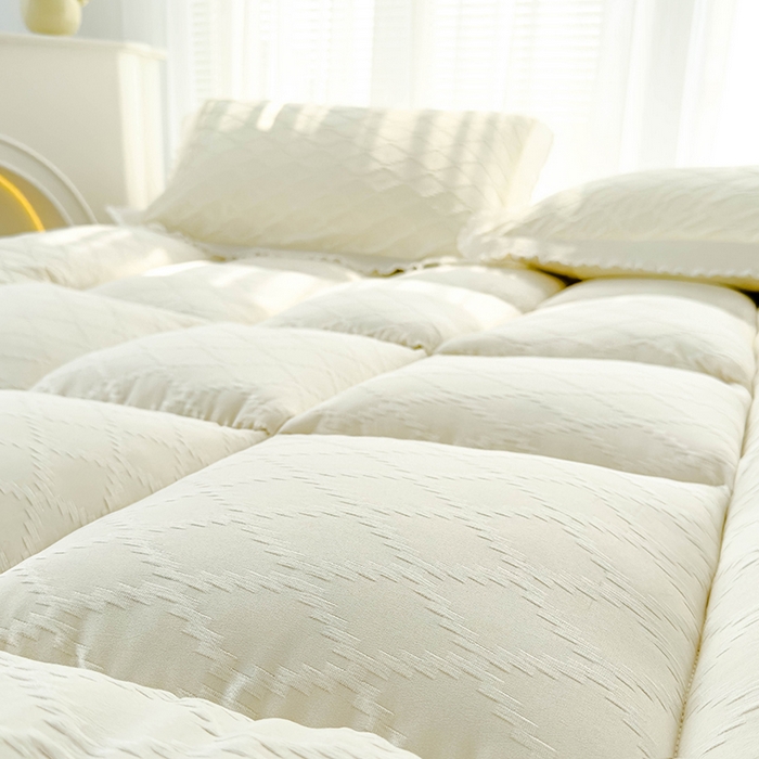 91家纺网 家纺一手货源 找家纺 默忆 2025新款泡泡纱提花绗缝活性印染羽丝棉床笠床垫款 白