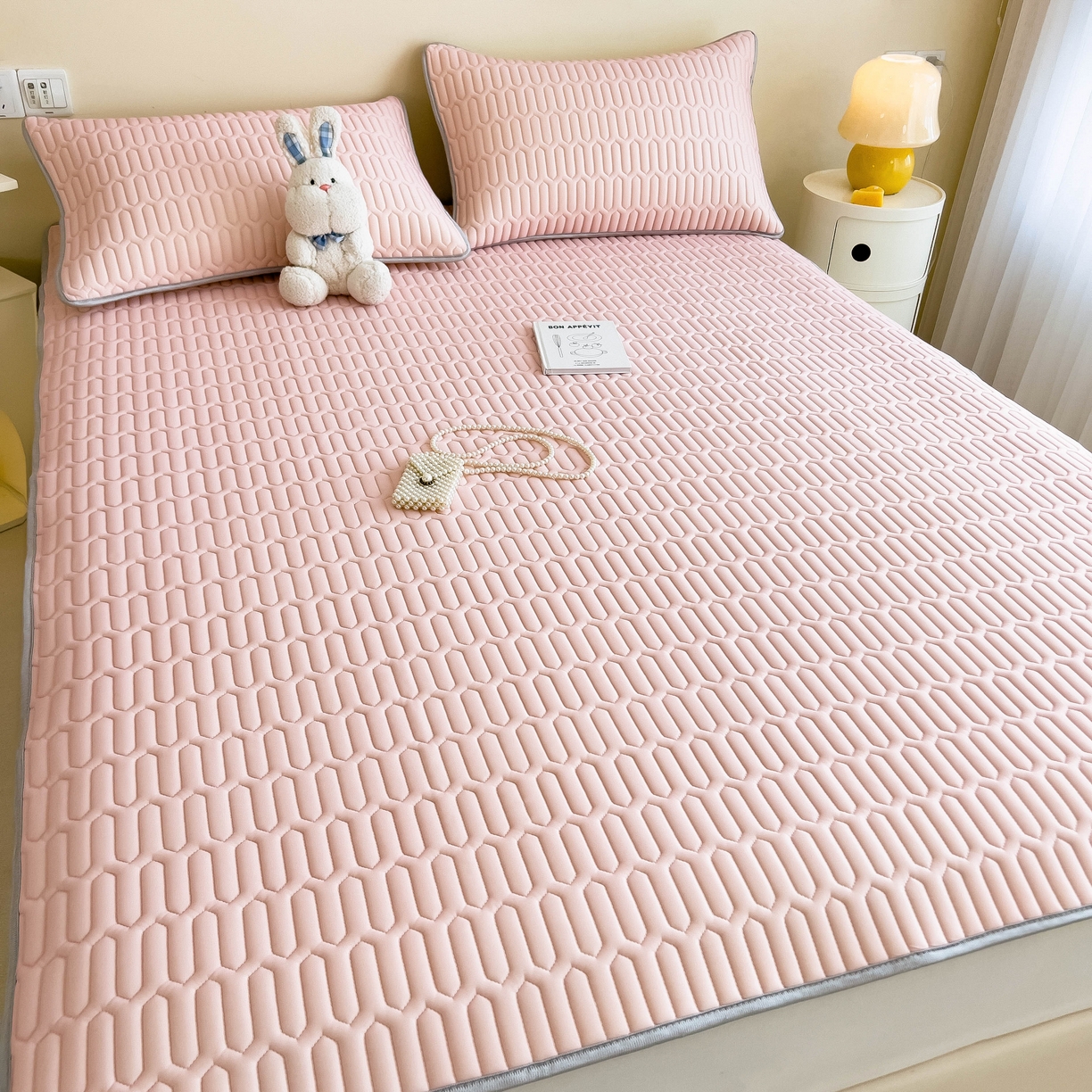 91家纺网 家纺一手货源 找家纺 希廷顿 2024新款加厚凉感丝乳胶凉席三件套 粉玉色