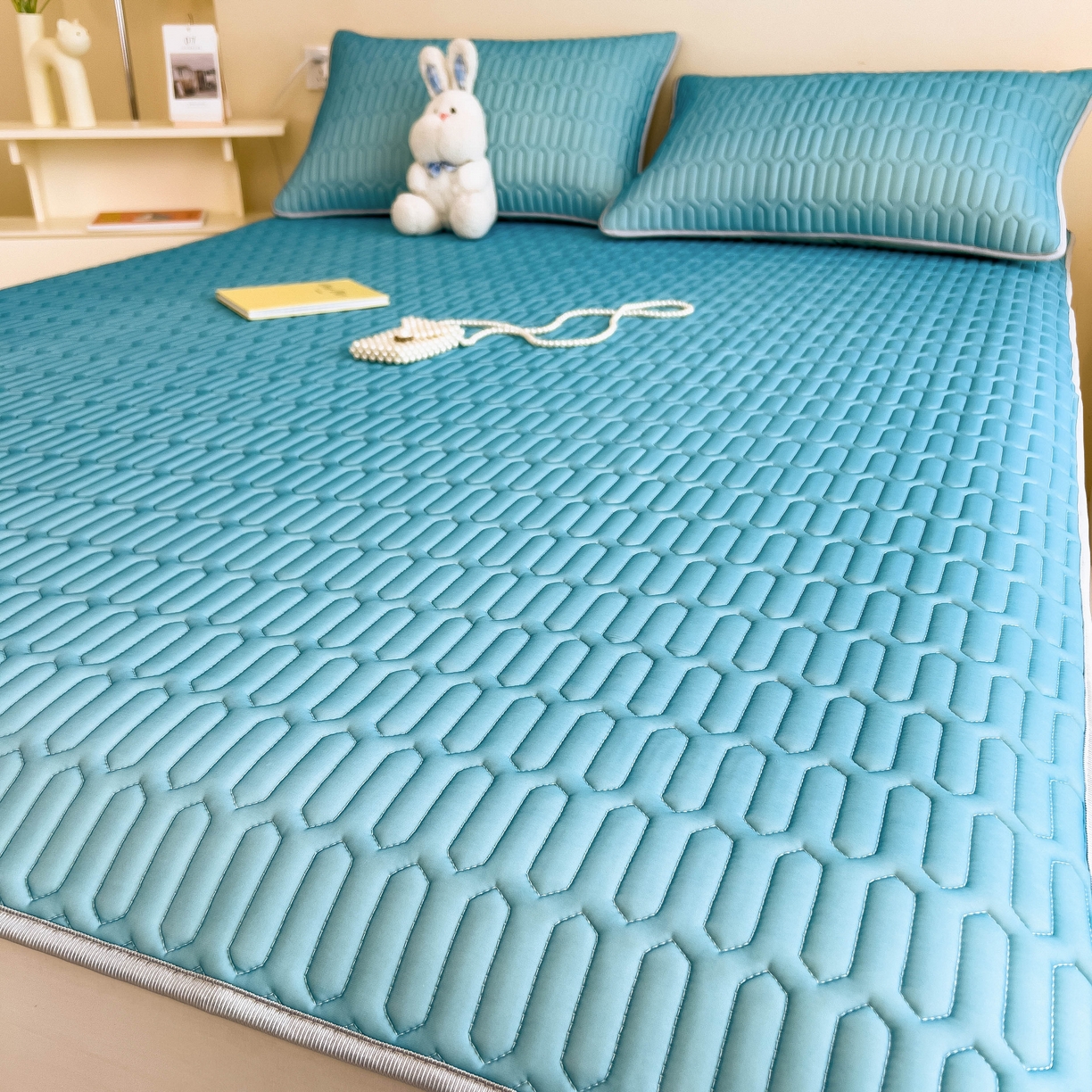 91家纺网 家纺一手货源 找家纺 希廷顿 2024新款加厚凉感丝乳胶凉席三件套 深蓝色