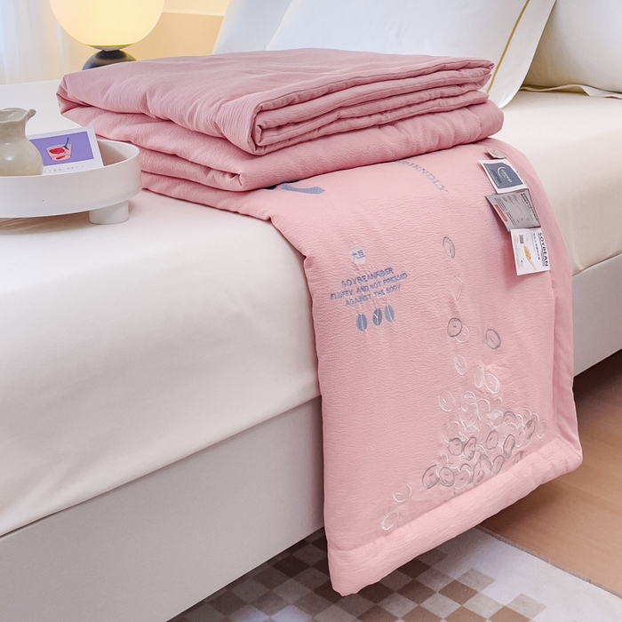 91家纺网 家纺一手货源 找家纺 优姿家纺 2024新款提花泡泡棉刺绣大豆抗菌夏被 豆沙