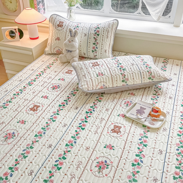 91家纺网 家纺一手货源 找家纺 柒月家居 2024新款贴身舒适厚度0.5小清新乳胶凉席花环小熊