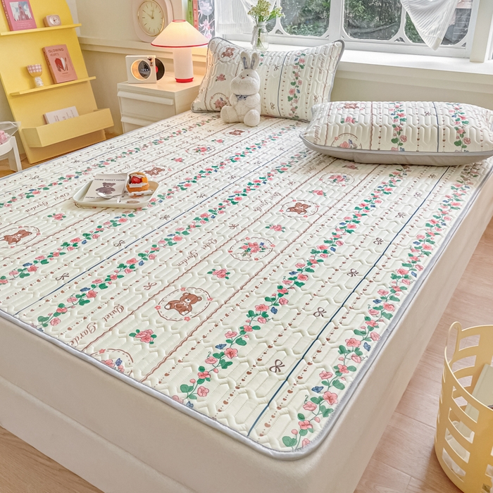 91家纺网 家纺一手货源 找家纺 柒月家居 2024新款贴身舒适厚度0.5小清新乳胶凉席花环小熊