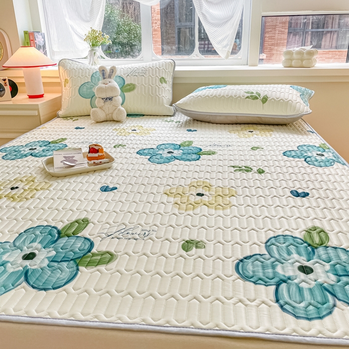 91家纺网 家纺一手货源 找家纺 柒月家居 2024新款贴身舒适厚度0.5小清新乳胶凉席 蓝花朵朵