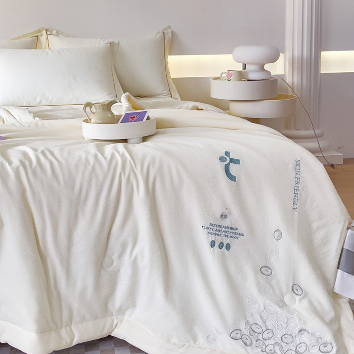 91家纺网 家纺一手货源 找家纺 优姿家纺 2024新款提花泡泡棉刺绣大豆抗菌夏被 米色