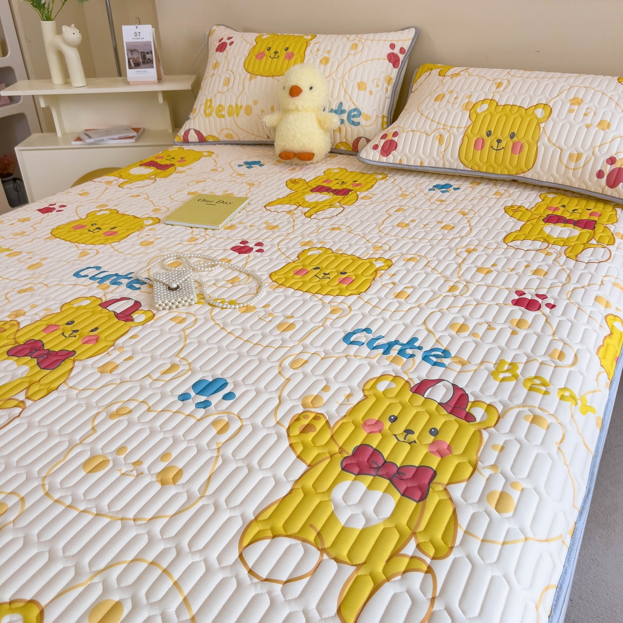 91家纺网 家纺一手货源 找家纺 希廷顿 2024新款加厚凉感丝乳胶凉席三件套 可爱熊