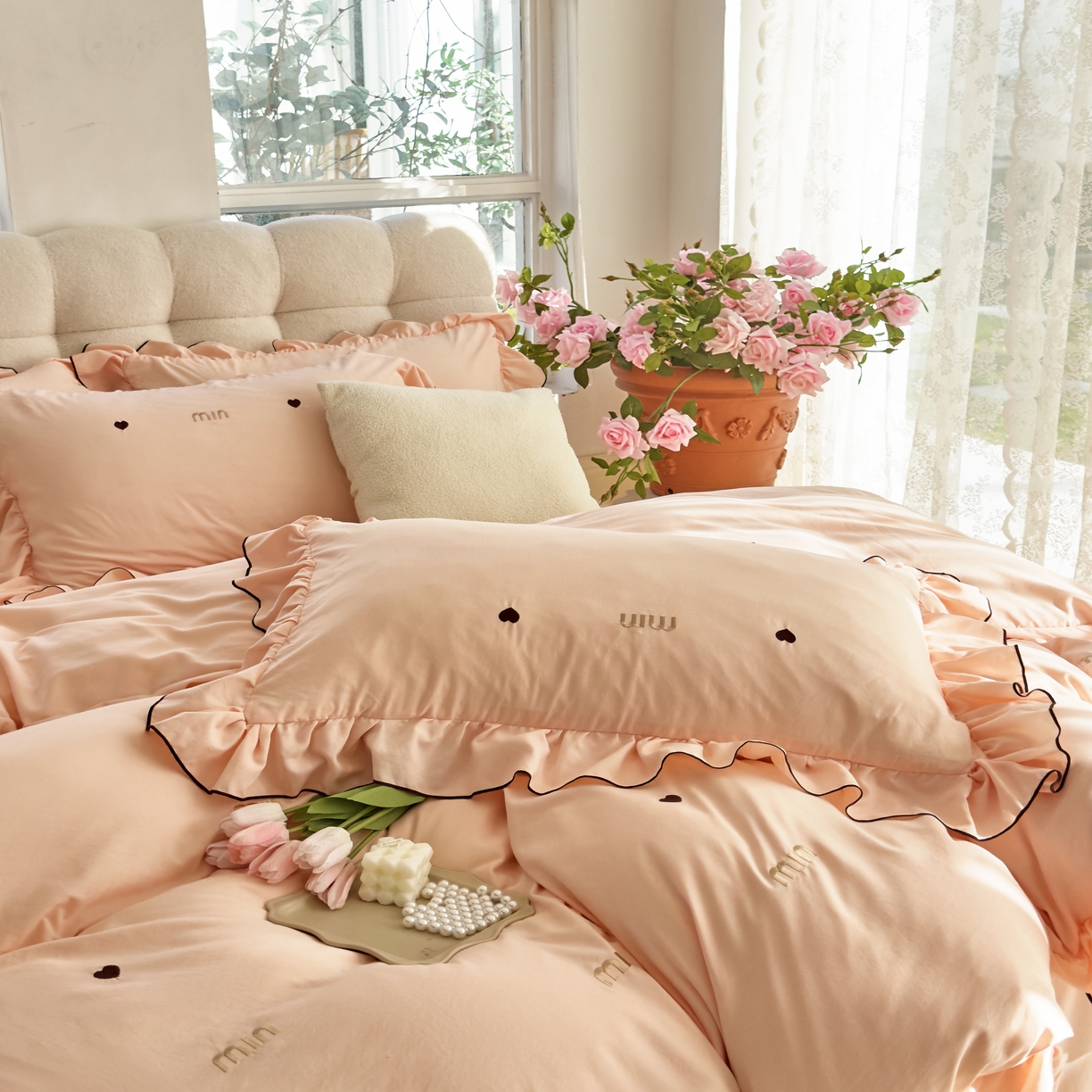 91家纺网 家纺一手货源 找家纺 梦可莱 2024新款亲肤刺绣荷叶边四件套-心灵迷恋 奶油粉