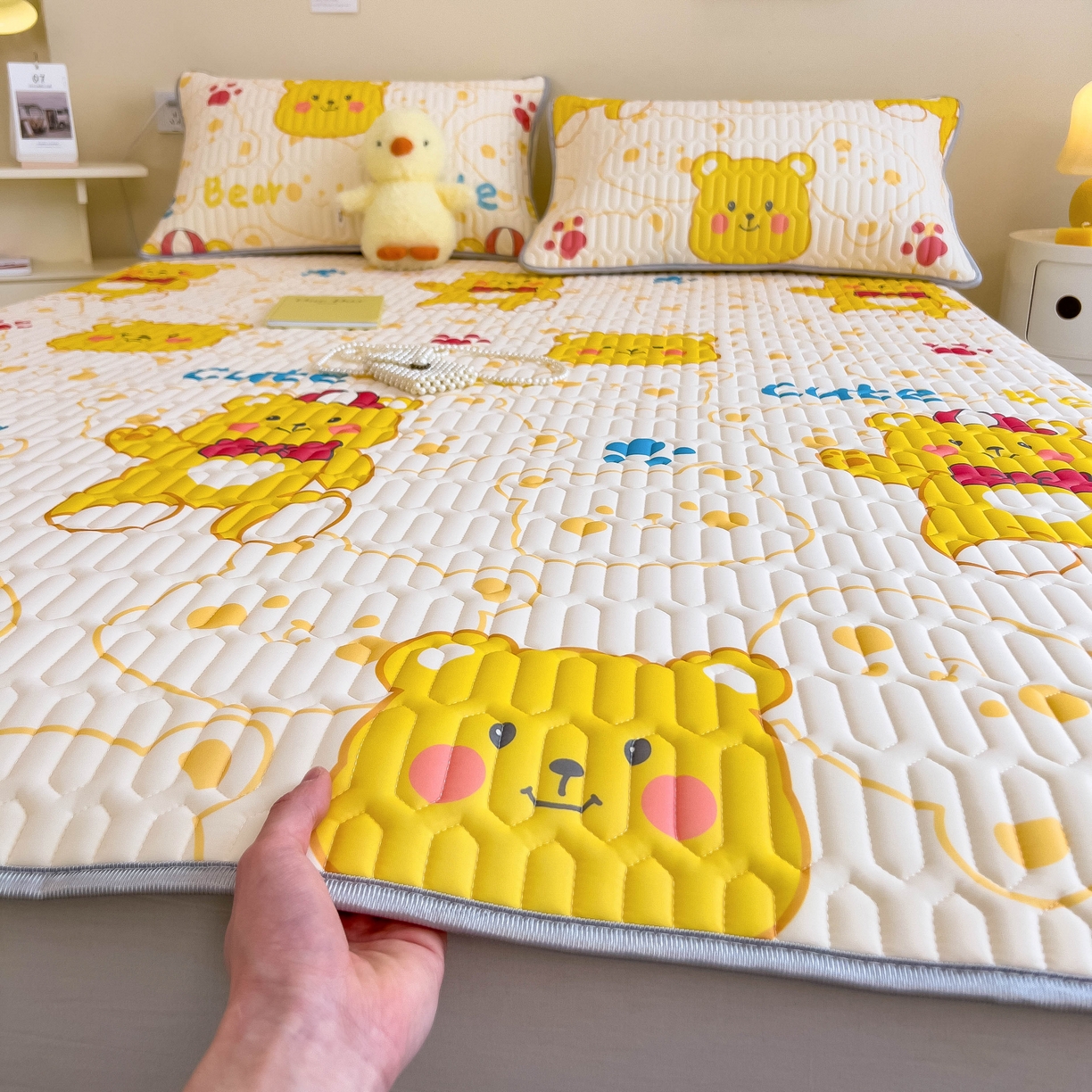 91家纺网 家纺一手货源 找家纺 希廷顿 2024新款加厚凉感丝乳胶凉席三件套 可爱熊