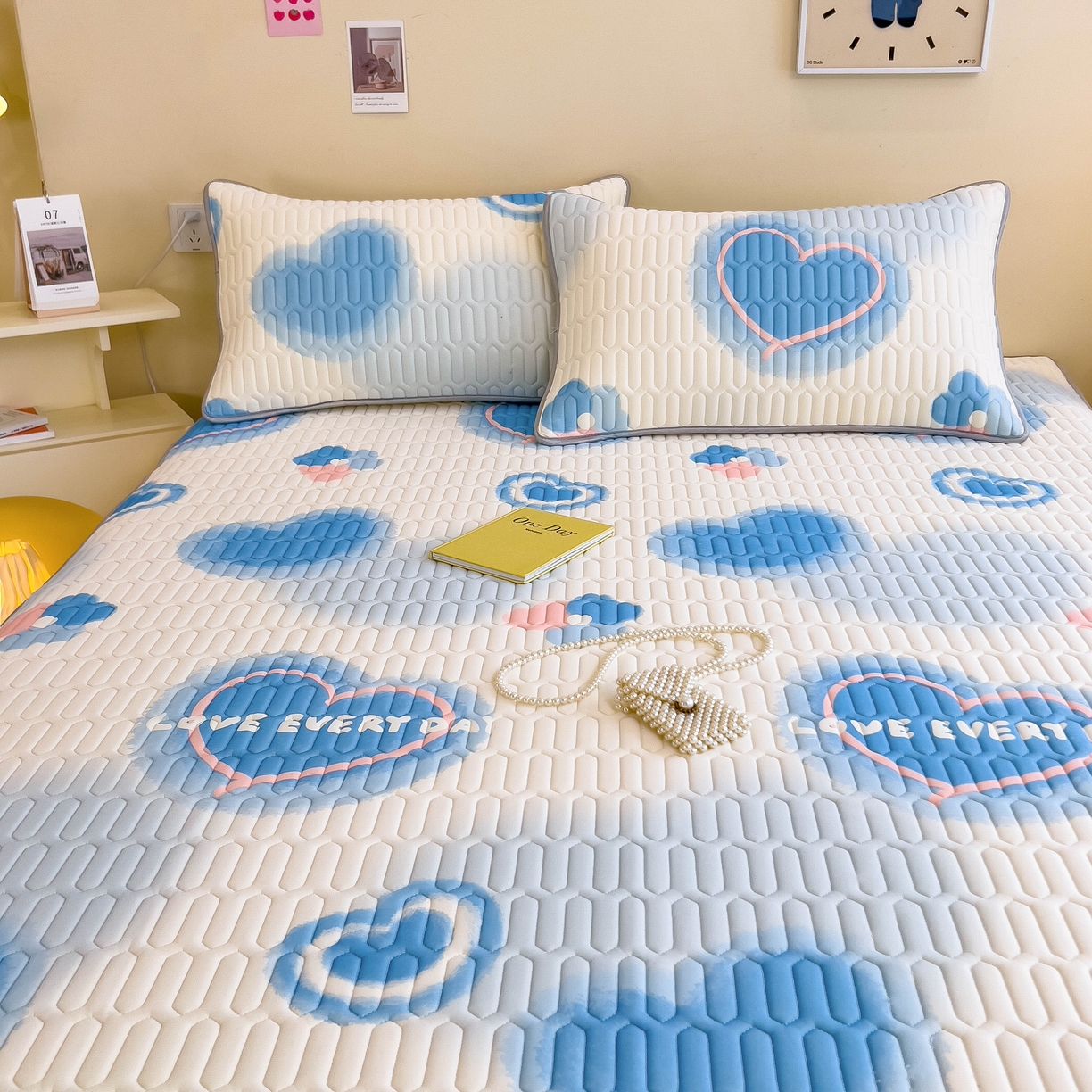 91家纺网 家纺一手货源 找家纺 希廷顿 2024新款加厚凉感丝乳胶凉席三件套 心相印