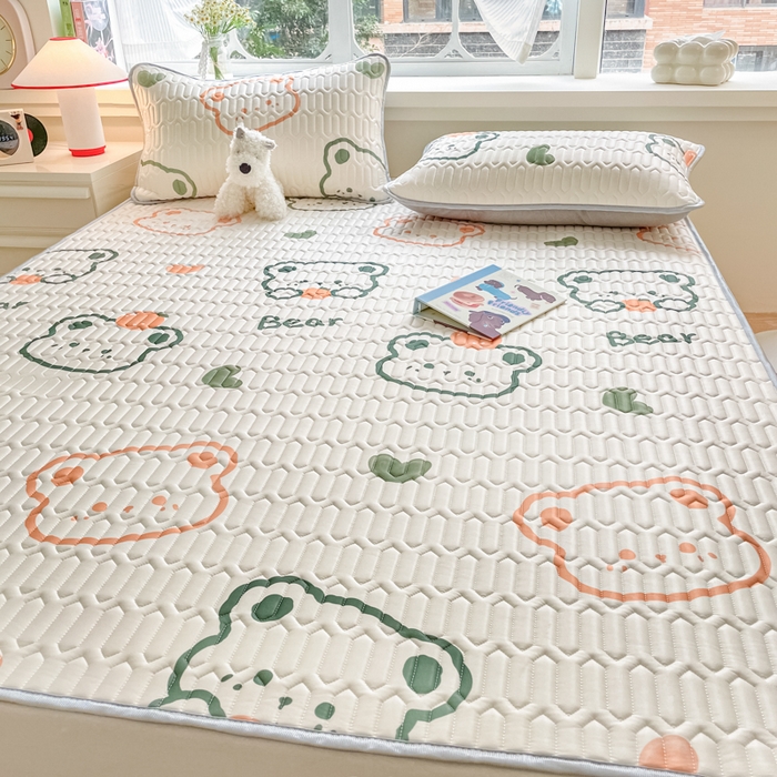 91家纺网 家纺一手货源 找家纺 柒月家居 2024新款贴身舒适厚度0.5小清新乳胶凉席 简约熊