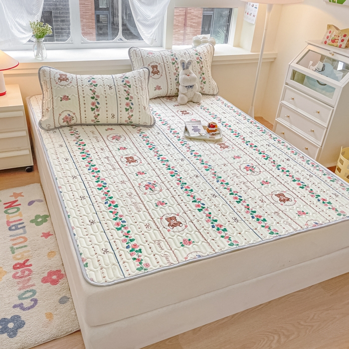 91家纺网 家纺一手货源 找家纺 柒月家居 2024新款贴身舒适厚度0.5小清新乳胶凉席花环小熊