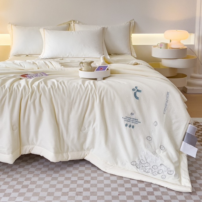 91家纺网 家纺一手货源 找家纺 优姿家纺 2024新款提花泡泡棉刺绣大豆抗菌夏被 米色