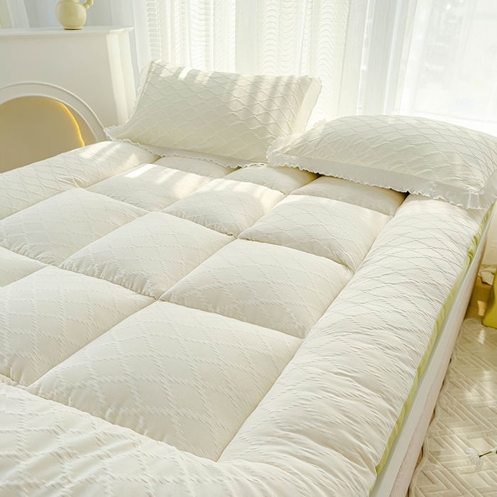 91家纺网 家纺一手货源 找家纺 默忆 2025新款泡泡纱提花绗缝活性印染羽丝棉床笠床垫款 白