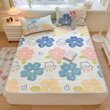 91家纺网 家纺一手货源 找家纺 柒月家居 2024新款贴身舒适厚度0.5小清新乳胶凉席花园小熊