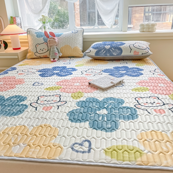 91家纺网 家纺一手货源 找家纺 柒月家居 2024新款贴身舒适厚度0.5小清新乳胶凉席花园小熊