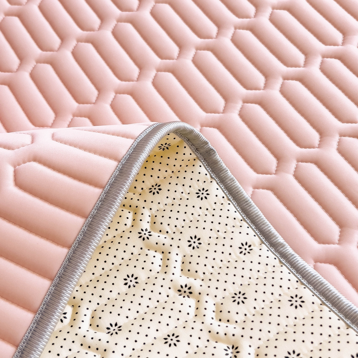 91家纺网 家纺一手货源 找家纺 希廷顿 2024新款加厚凉感丝乳胶凉席三件套 粉玉色