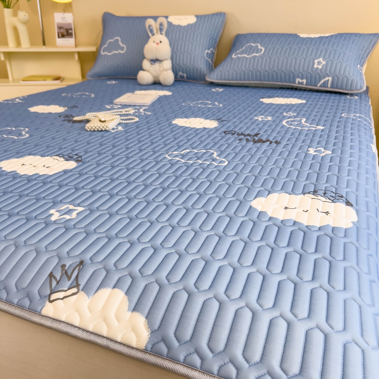 91家纺网 家纺一手货源 找家纺 希廷顿 2024新款加厚凉感丝乳胶凉席三件套 云之恋