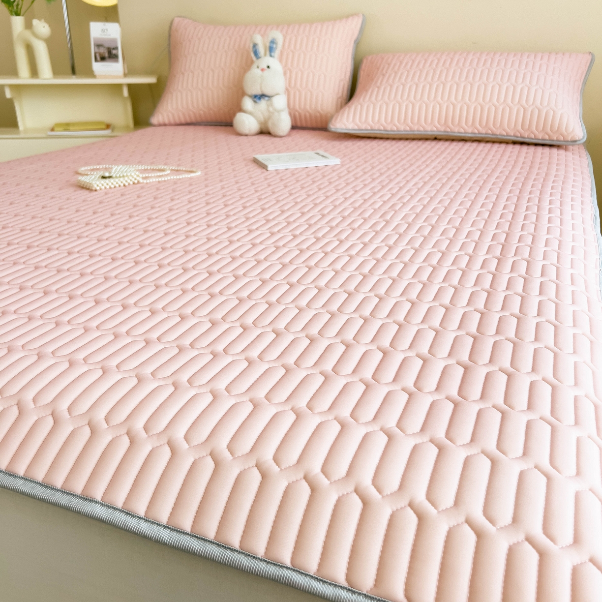 91家纺网 家纺一手货源 找家纺 希廷顿 2024新款加厚凉感丝乳胶凉席三件套 粉玉色