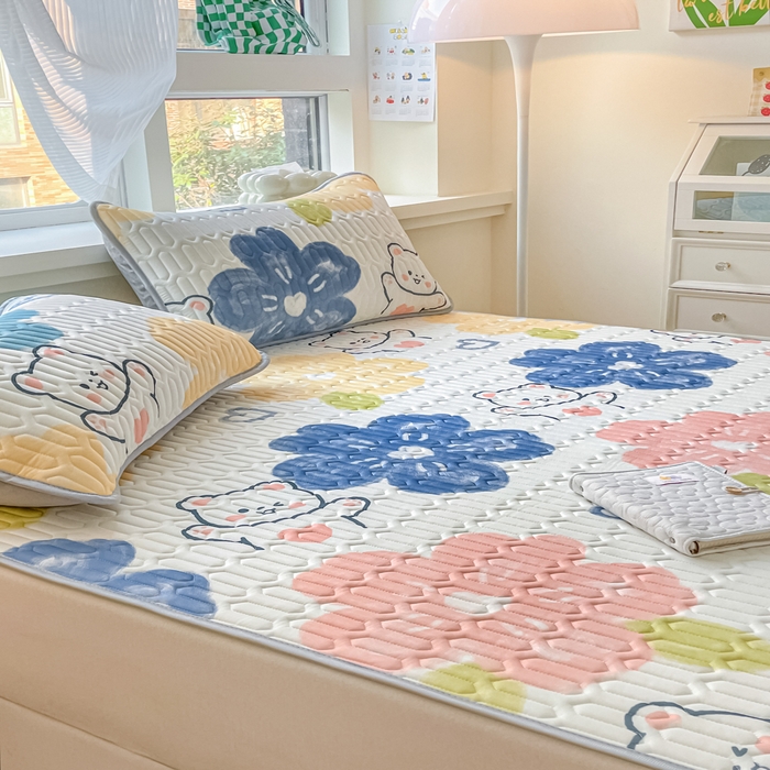 91家纺网 家纺一手货源 找家纺 柒月家居 2024新款贴身舒适厚度0.5小清新乳胶凉席花园小熊