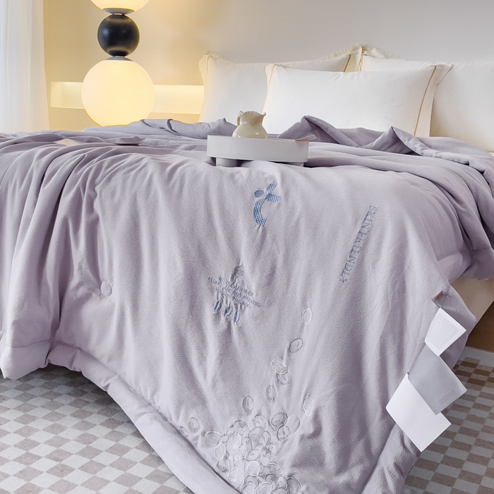 91家纺网 家纺一手货源 找家纺 优姿家纺 2024新款提花泡泡棉刺绣大豆抗菌夏被 高级灰