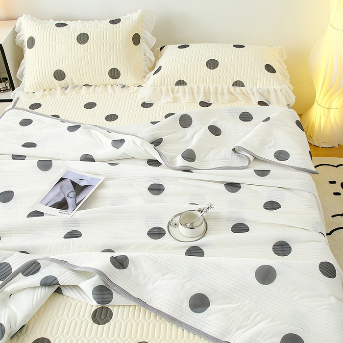 91家纺网 家纺一手货源 找家纺 伊人坊 2024新款冰丝凉感丝夏被 黑色波点