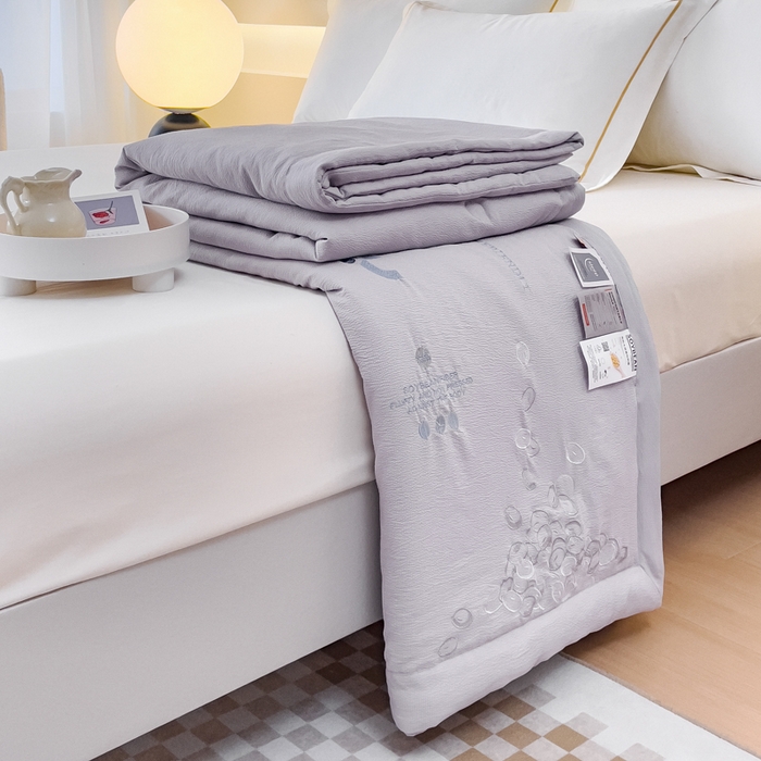 91家纺网 家纺一手货源 找家纺 优姿家纺 2024新款提花泡泡棉刺绣大豆抗菌夏被 高级灰