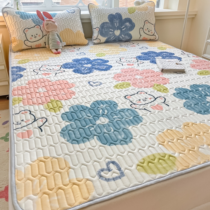 91家纺网 家纺一手货源 找家纺 柒月家居 2024新款贴身舒适厚度0.5小清新乳胶凉席花园小熊