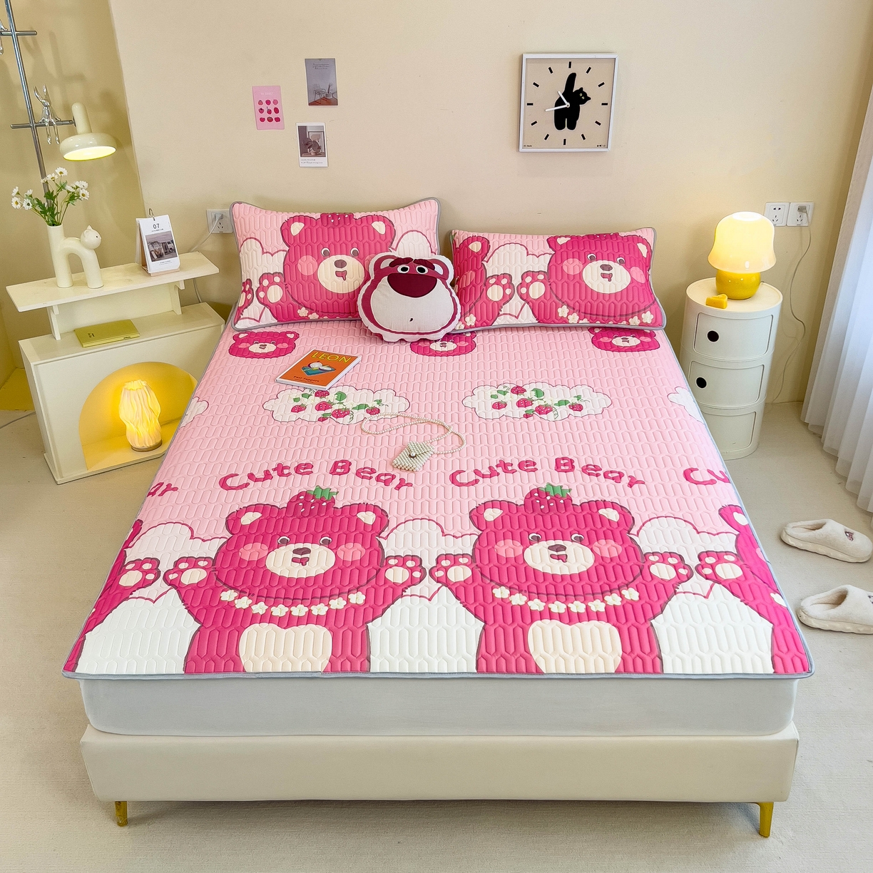 91家纺网 家纺一手货源 找家纺 希廷顿 2024新款加厚凉感丝乳胶凉席三件套 草莓熊