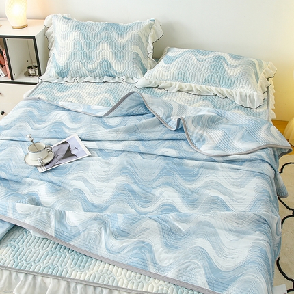 91家纺网 家纺一手货源 找家纺 伊人坊 2024新款冰丝凉感丝夏被 蓝色波浪