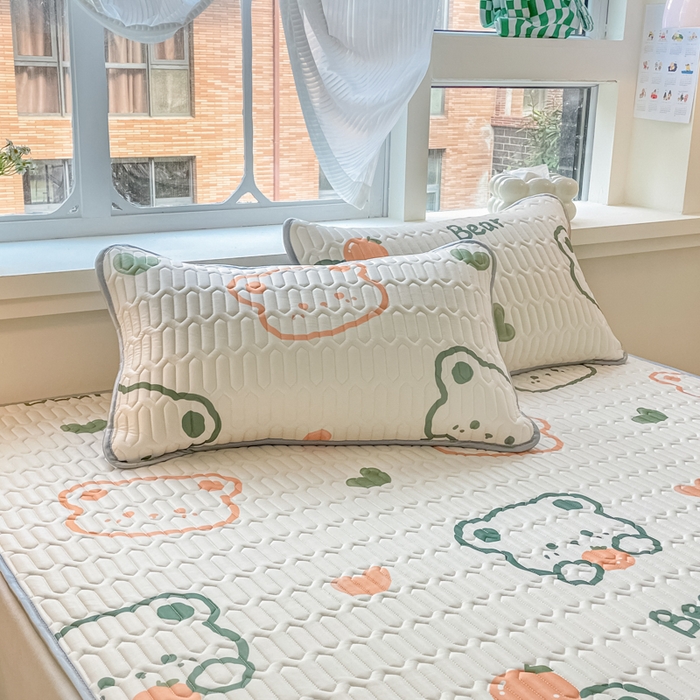 91家纺网 家纺一手货源 找家纺 柒月家居 2024新款贴身舒适厚度0.5小清新乳胶凉席 简约熊