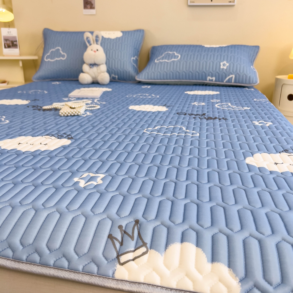 91家纺网 家纺一手货源 找家纺 希廷顿 2024新款加厚凉感丝乳胶凉席三件套 云之恋