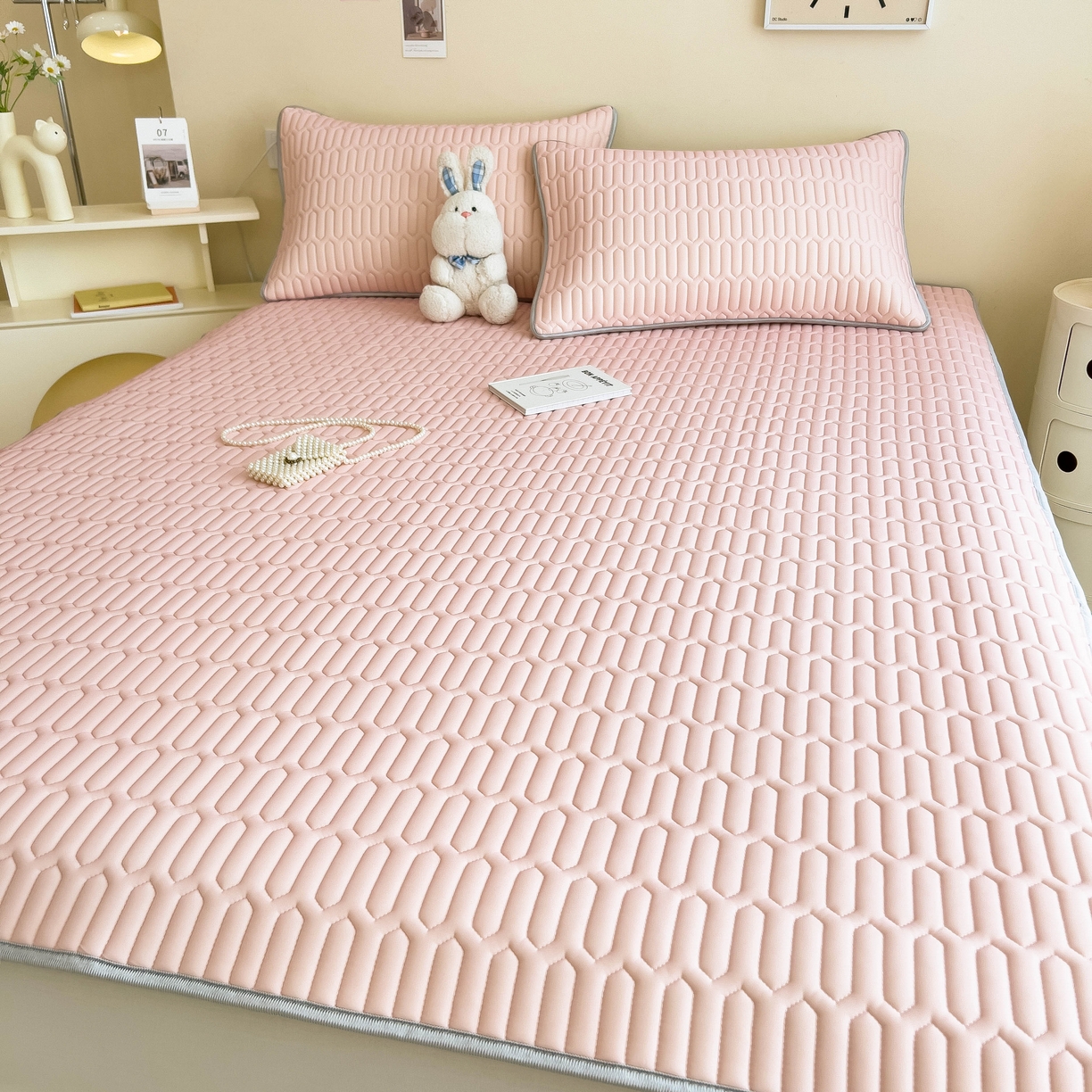 91家纺网 家纺一手货源 找家纺 希廷顿 2024新款加厚凉感丝乳胶凉席三件套 粉玉色