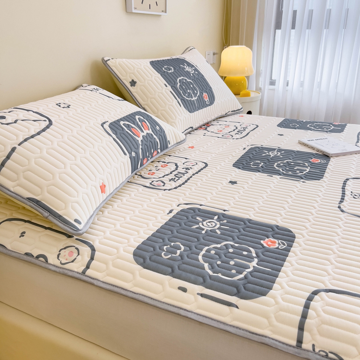 91家纺网 家纺一手货源 找家纺 希廷顿 2024新款加厚凉感丝乳胶凉席三件套 萝卜兔