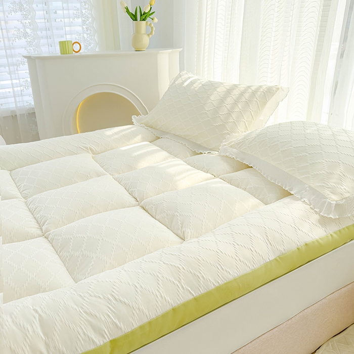 91家纺网 家纺一手货源 找家纺 默忆 2025新款泡泡纱提花绗缝活性印染羽丝棉床笠床垫款 白