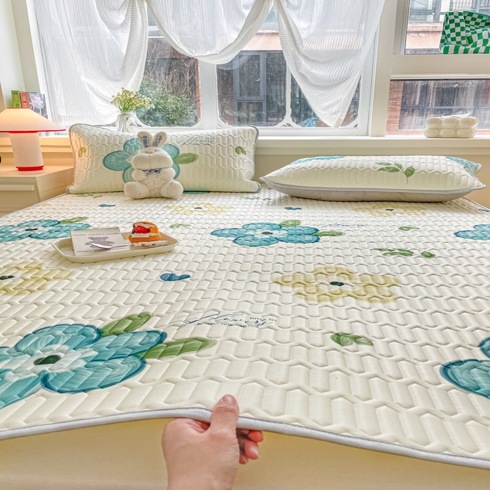 91家纺网 家纺一手货源 找家纺 柒月家居 2024新款贴身舒适厚度0.5小清新乳胶凉席 蓝花朵朵