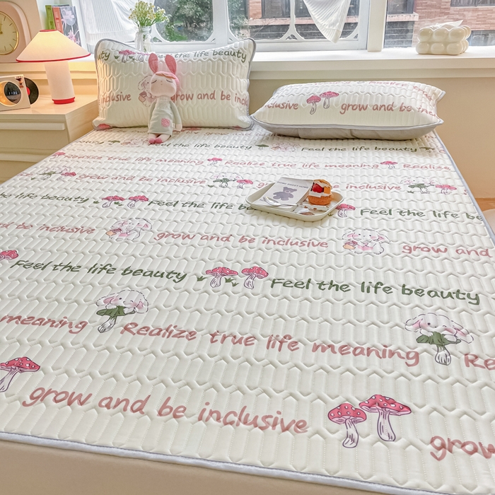 91家纺网 家纺一手货源 找家纺 柒月家居 2024新款贴身舒适厚度0.5小清新乳胶凉席 彩色蘑菇