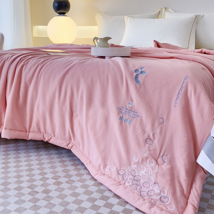 91家纺网 家纺一手货源 找家纺 优姿家纺 2024新款提花泡泡棉刺绣大豆抗菌夏被 豆沙