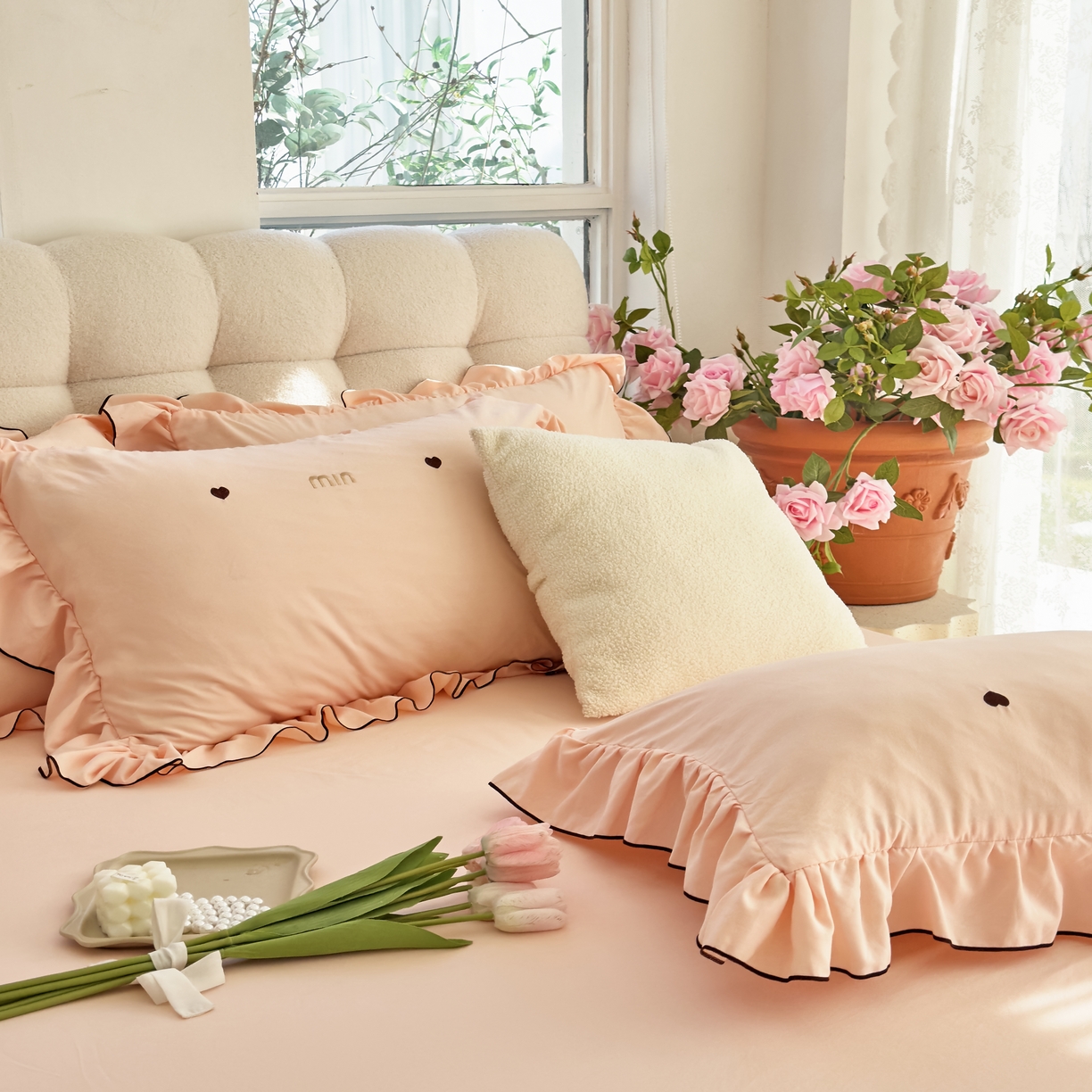 91家纺网 家纺一手货源 找家纺 梦可莱 2024新款亲肤刺绣荷叶边四件套-心灵迷恋 奶油粉